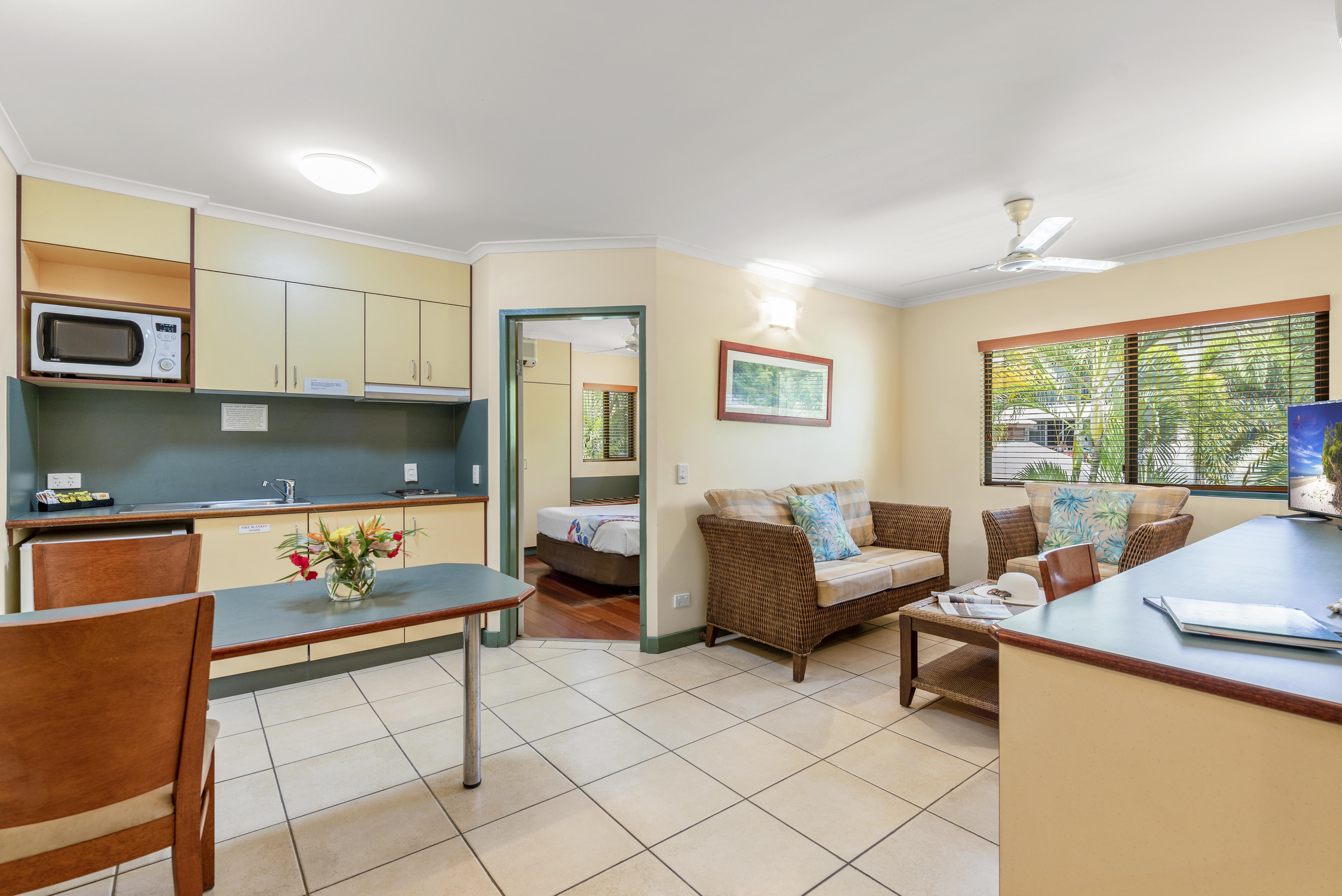 Bay Village Tropical Retreat & Apartments Cairns Bagian luar foto