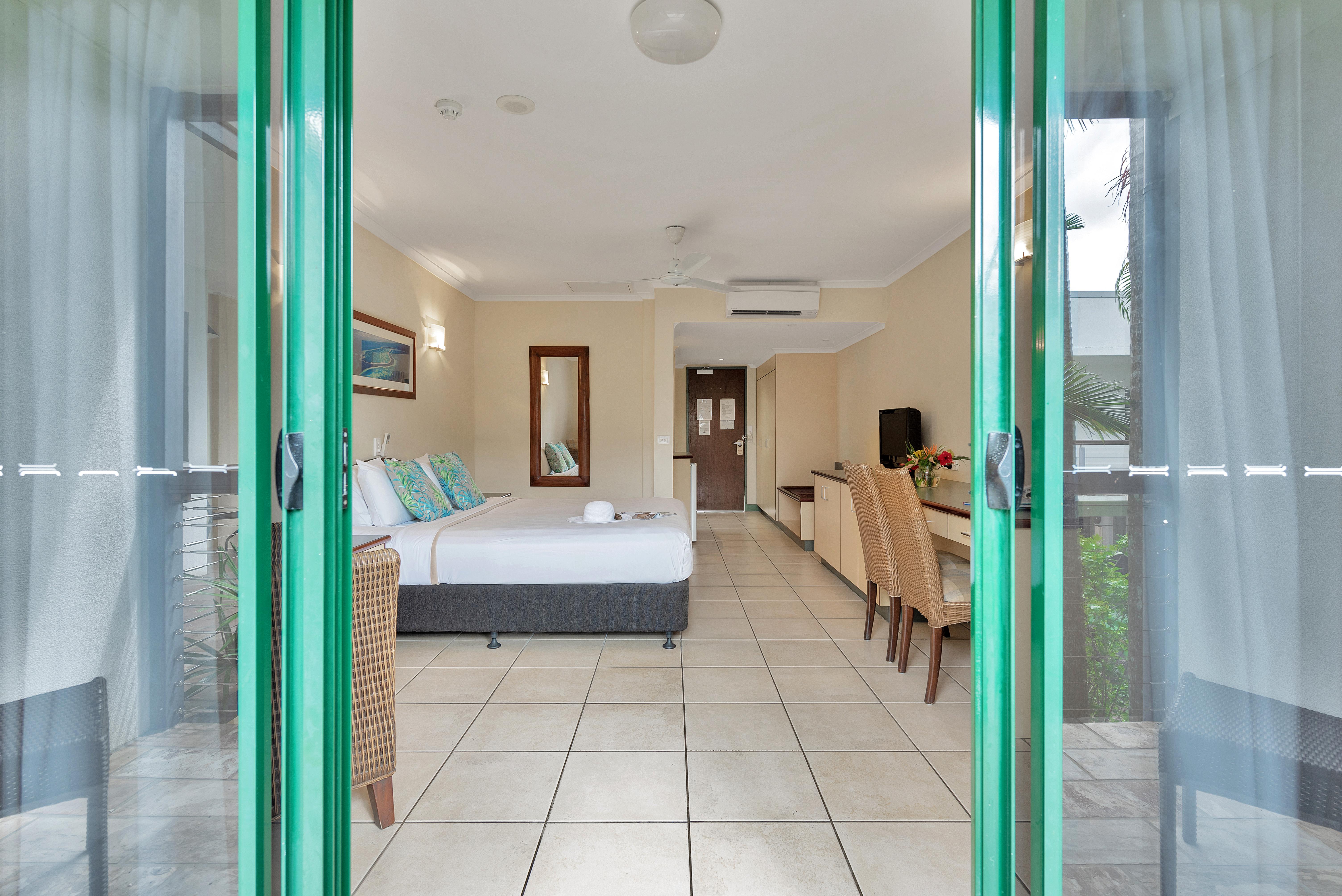 Bay Village Tropical Retreat & Apartments Cairns Bagian luar foto
