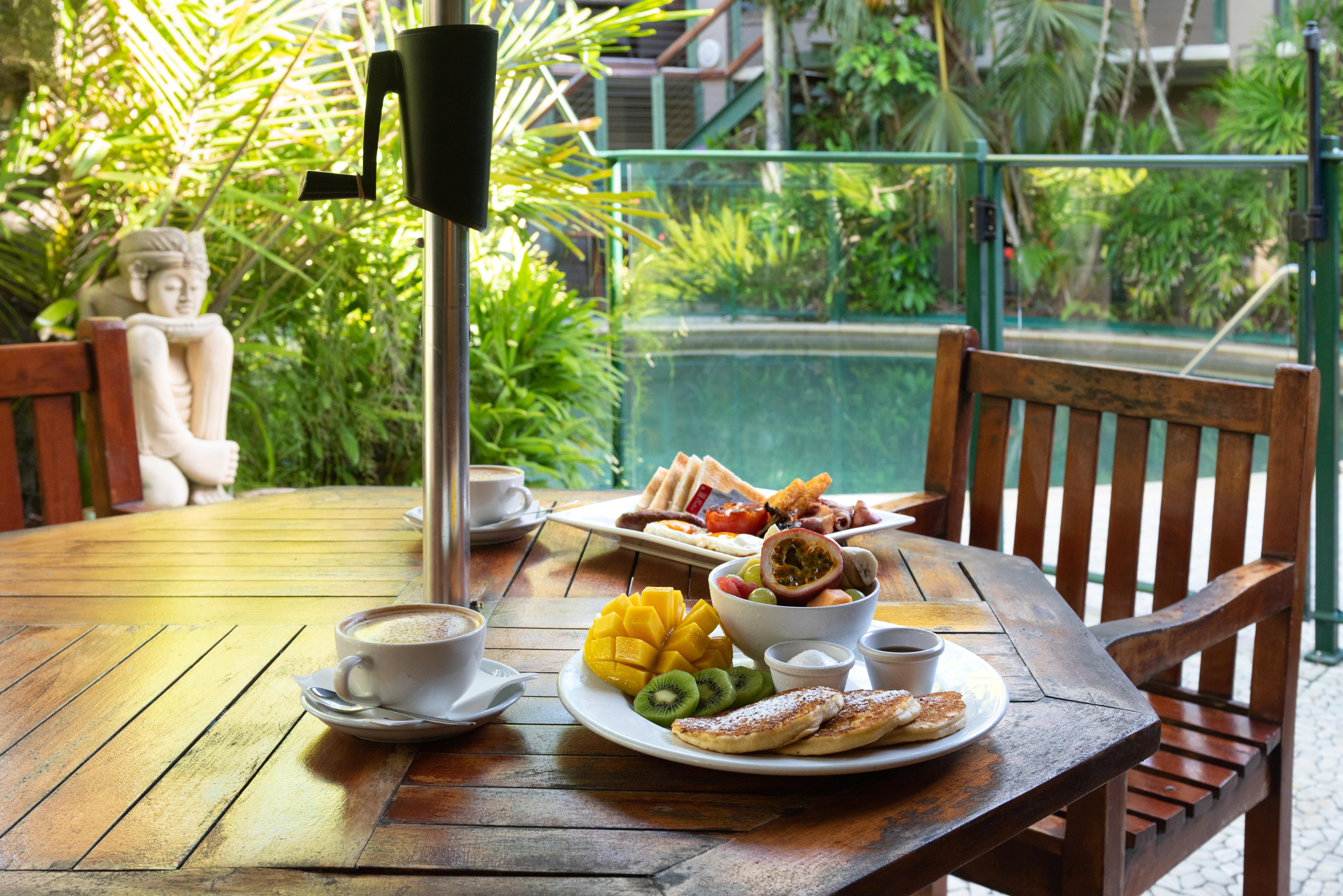 Bay Village Tropical Retreat & Apartments Cairns Bagian luar foto