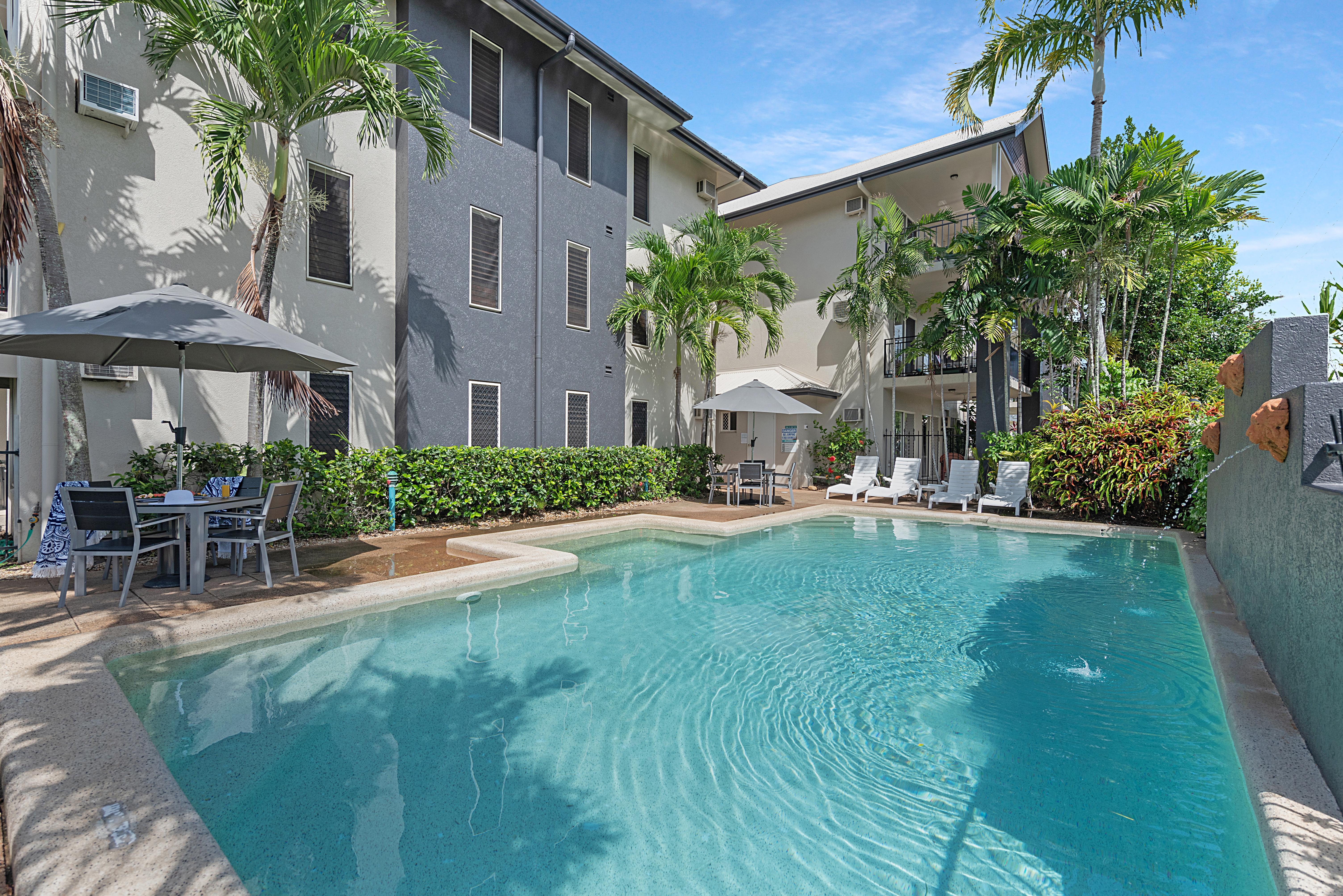 Bay Village Tropical Retreat & Apartments Cairns Bagian luar foto