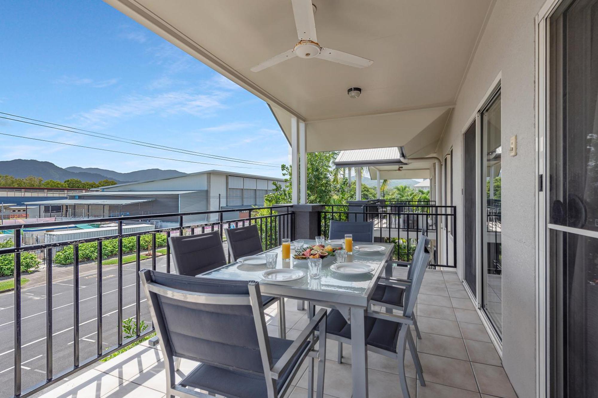 Bay Village Tropical Retreat & Apartments Cairns Bagian luar foto
