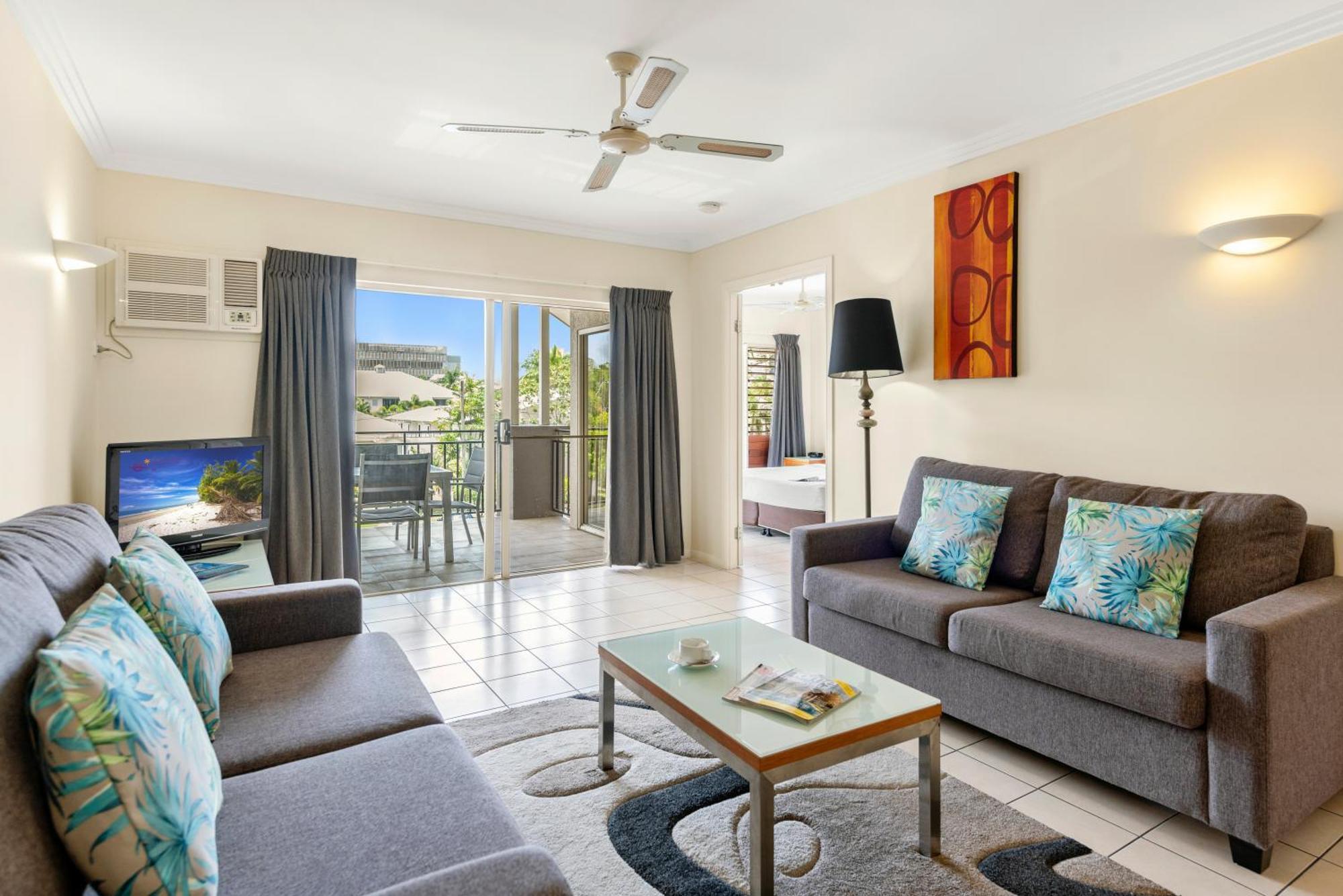 Bay Village Tropical Retreat & Apartments Cairns Bagian luar foto