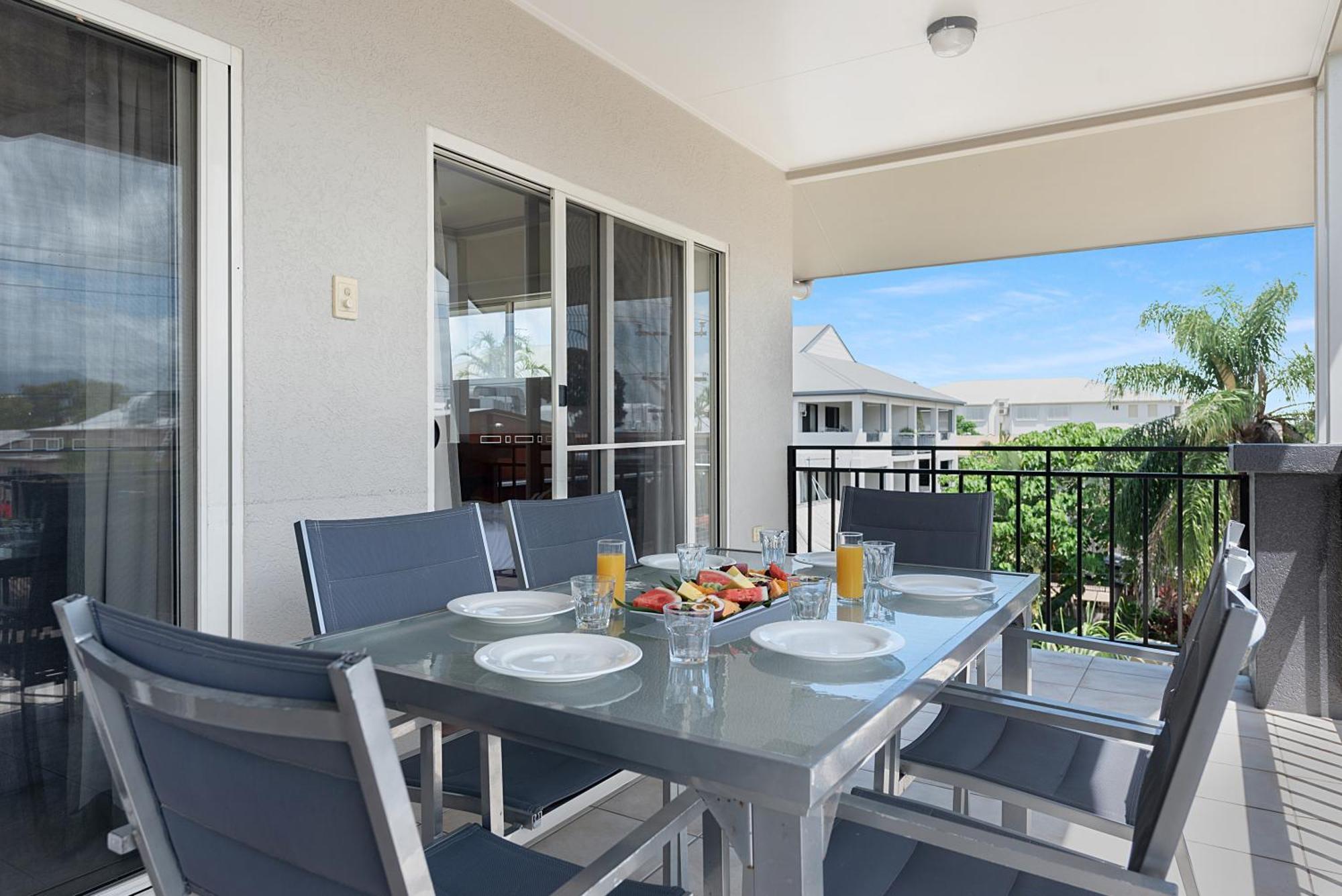 Bay Village Tropical Retreat & Apartments Cairns Bagian luar foto
