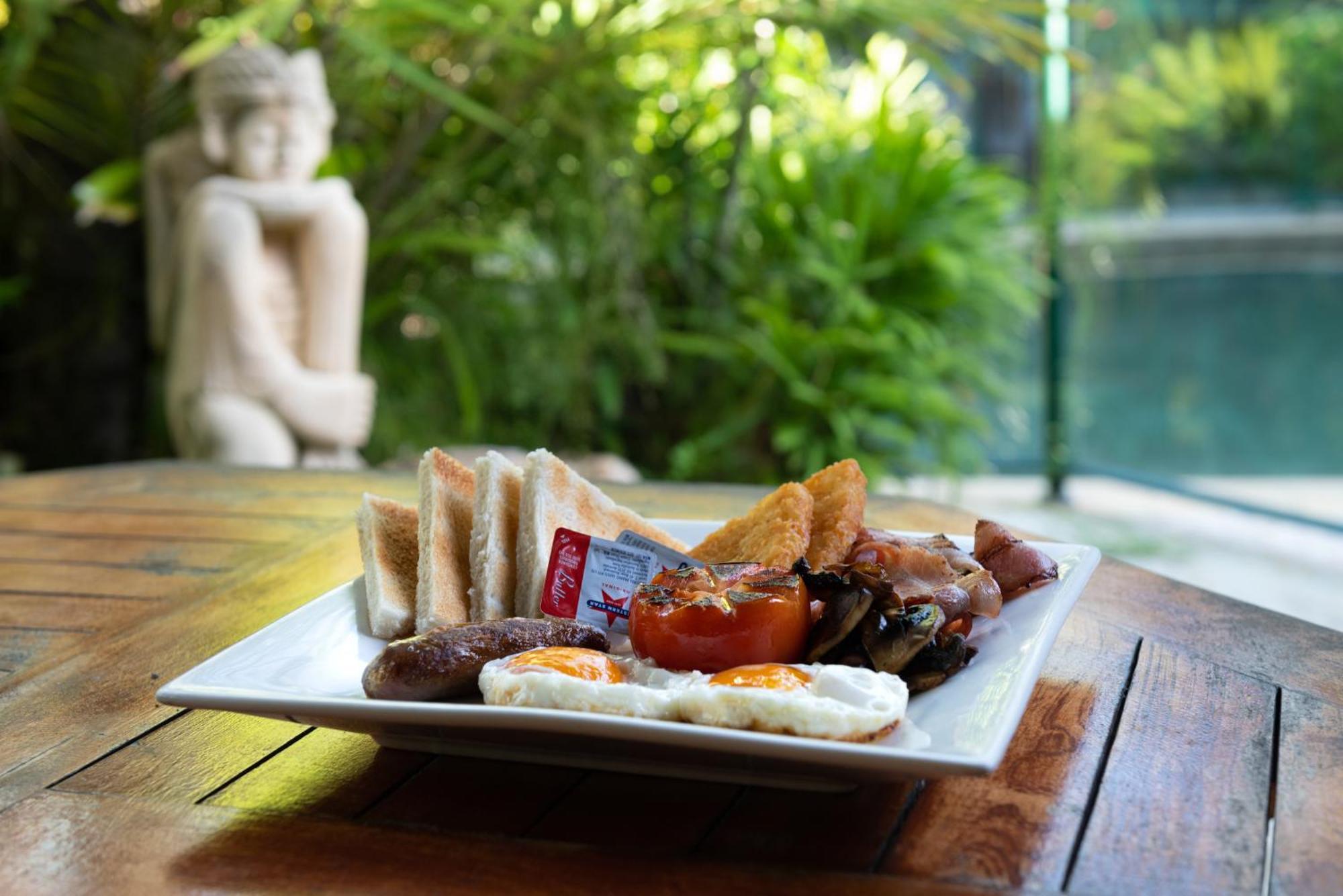 Bay Village Tropical Retreat & Apartments Cairns Bagian luar foto