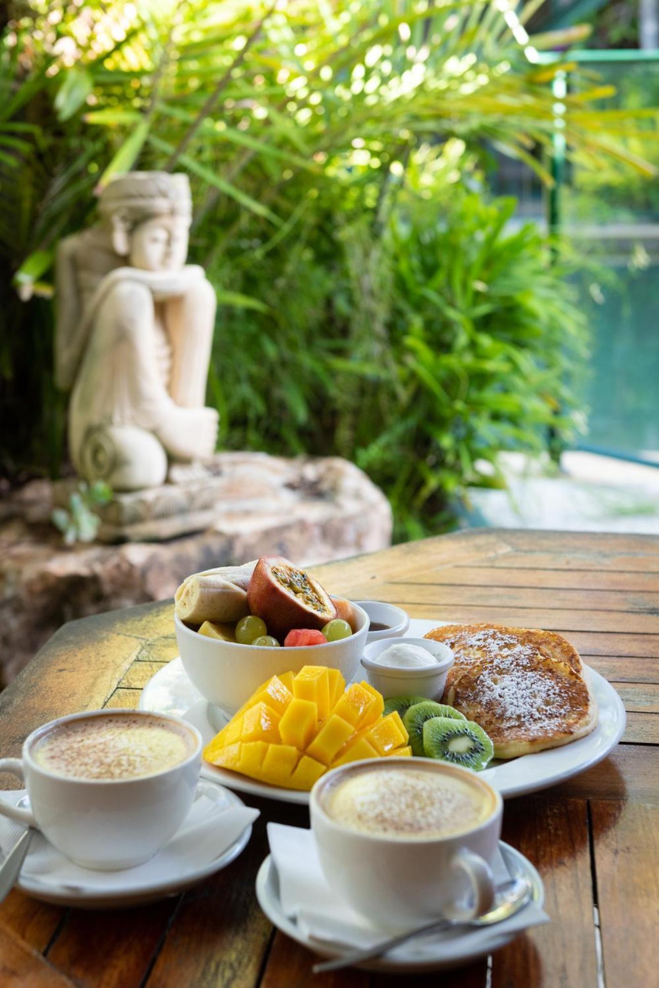 Bay Village Tropical Retreat & Apartments Cairns Bagian luar foto
