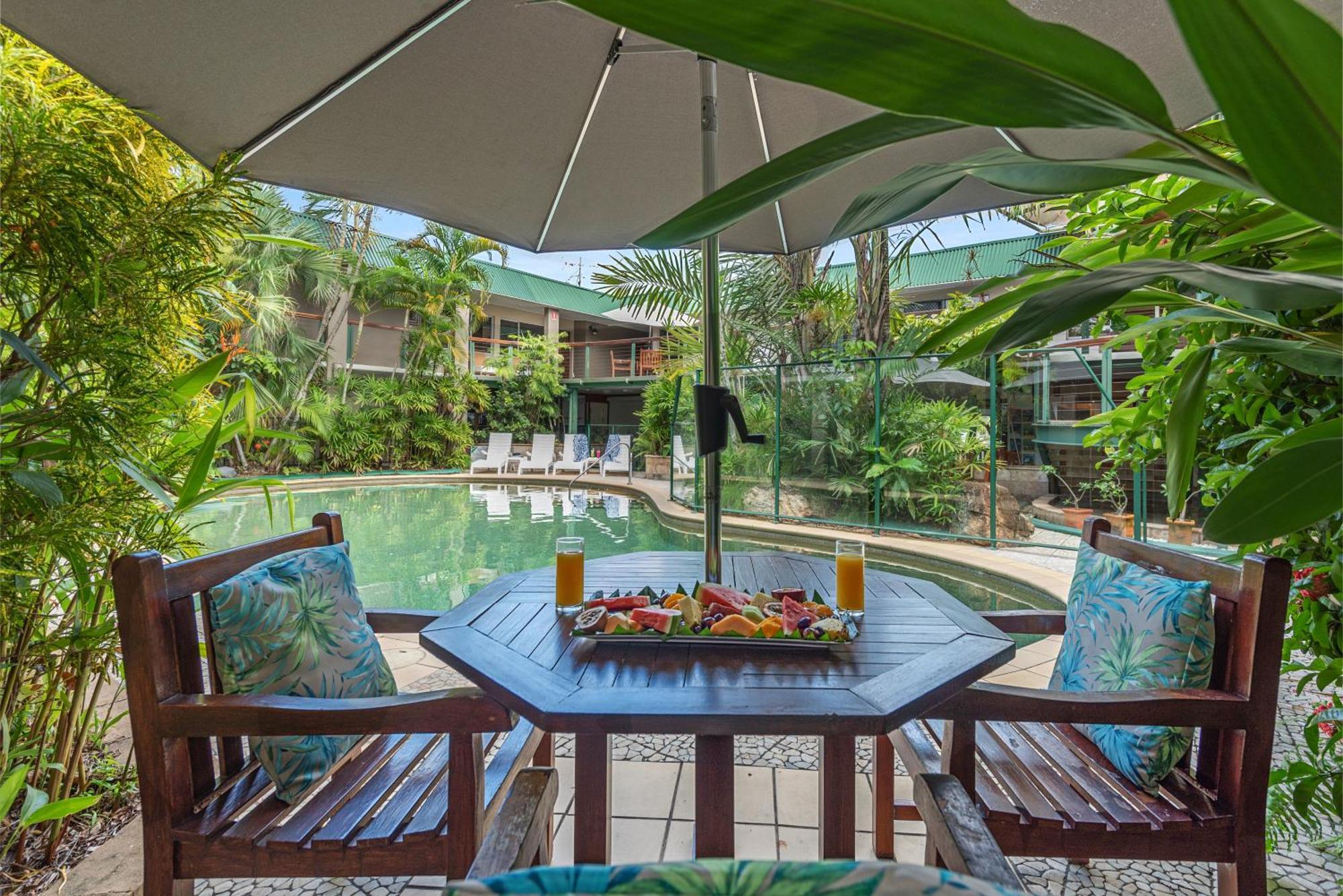 Bay Village Tropical Retreat & Apartments Cairns Bagian luar foto