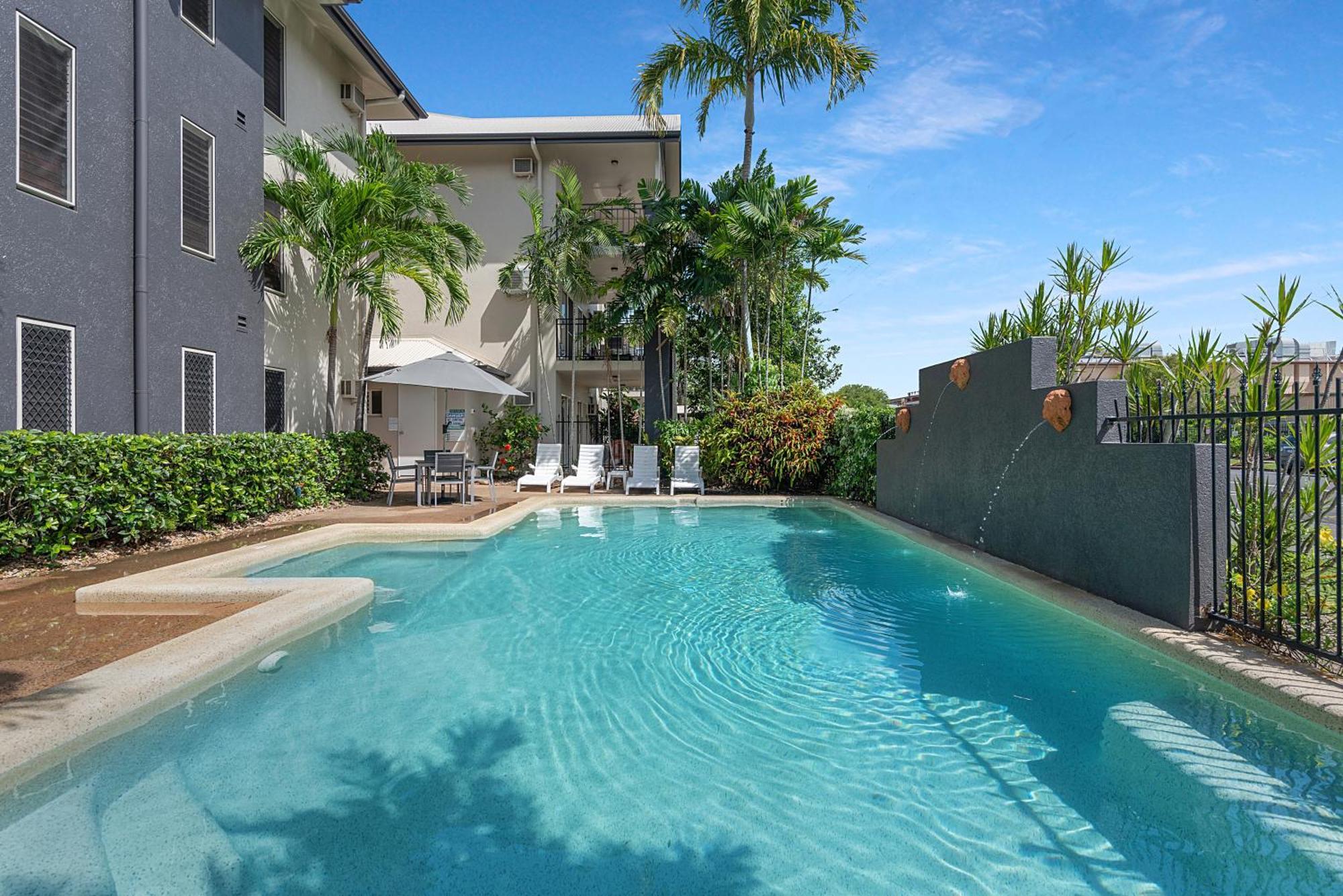 Bay Village Tropical Retreat & Apartments Cairns Bagian luar foto