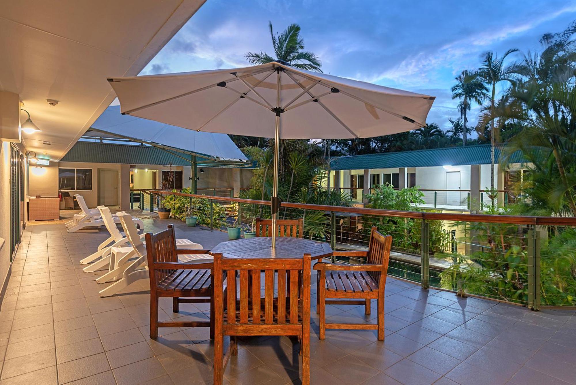 Bay Village Tropical Retreat & Apartments Cairns Bagian luar foto