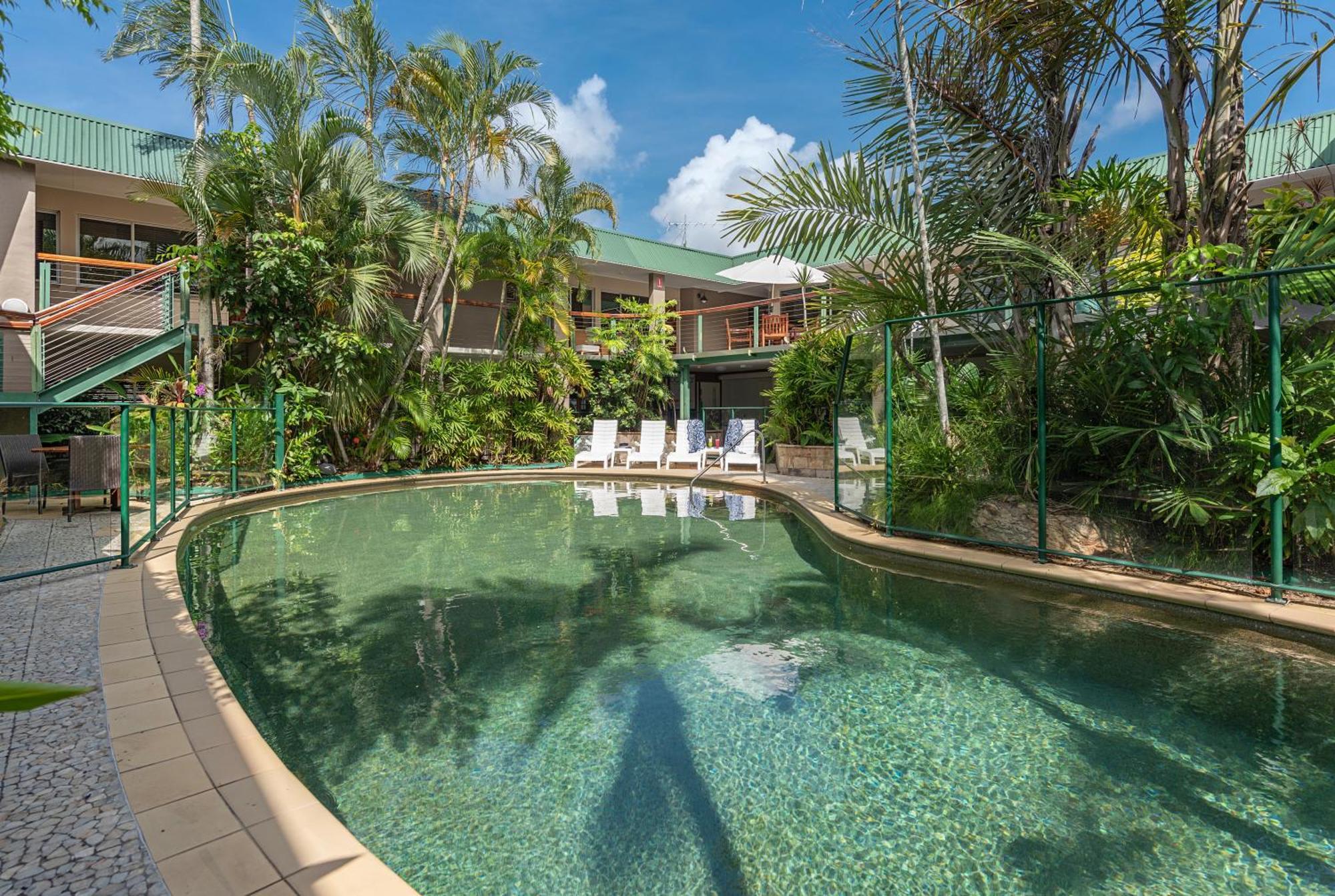 Bay Village Tropical Retreat & Apartments Cairns Bagian luar foto