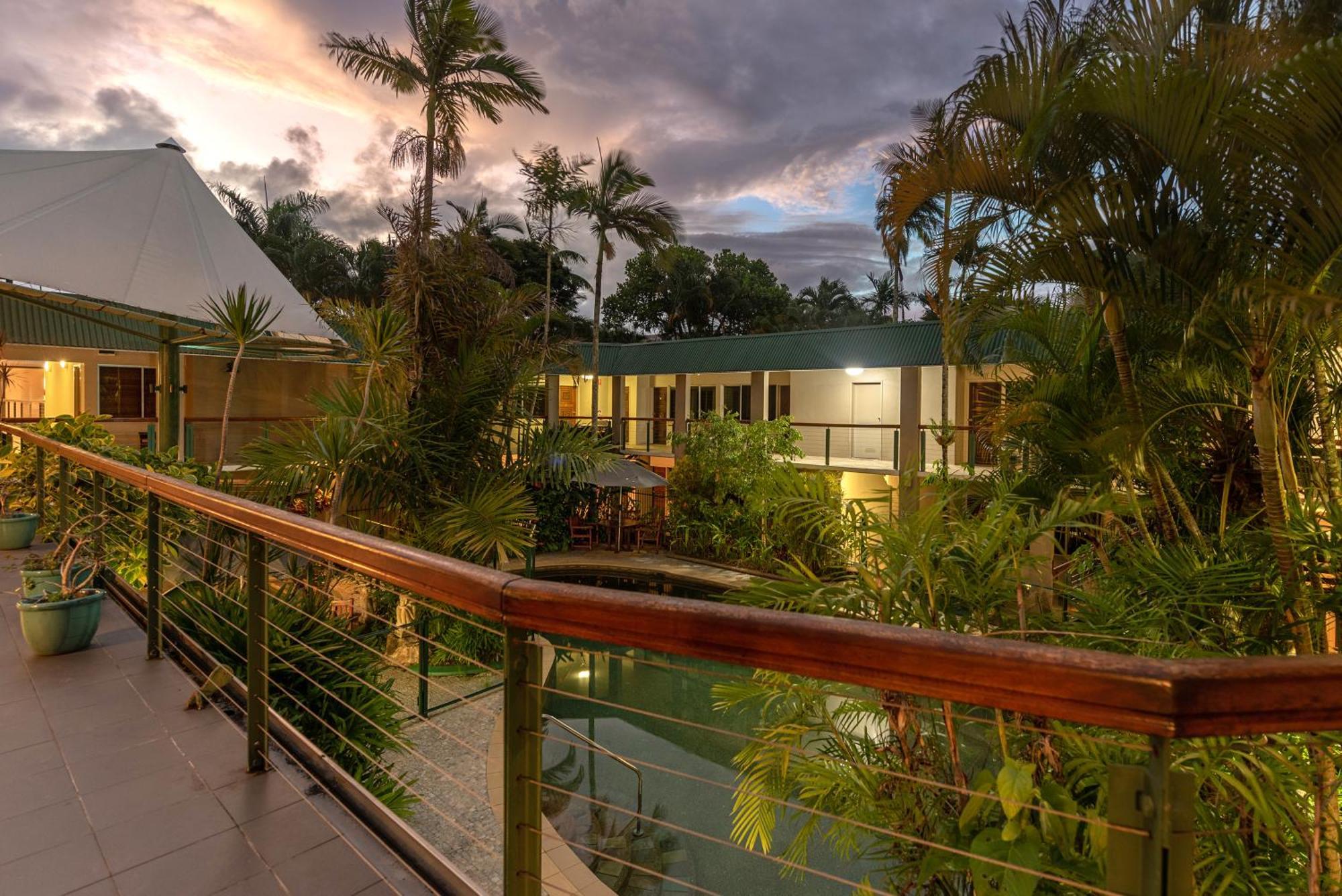 Bay Village Tropical Retreat & Apartments Cairns Bagian luar foto