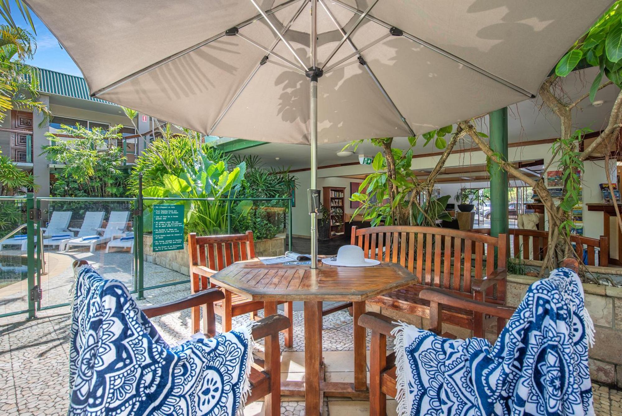 Bay Village Tropical Retreat & Apartments Cairns Bagian luar foto