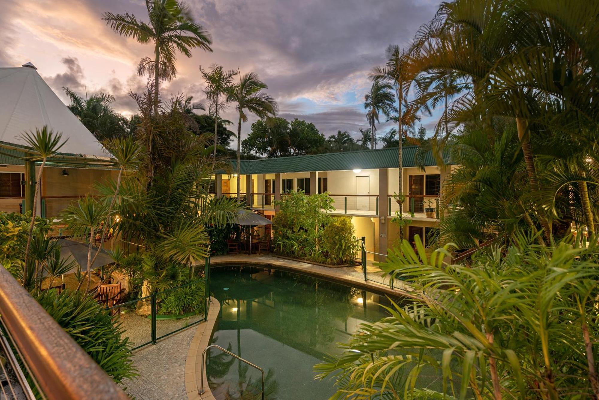 Bay Village Tropical Retreat & Apartments Cairns Bagian luar foto