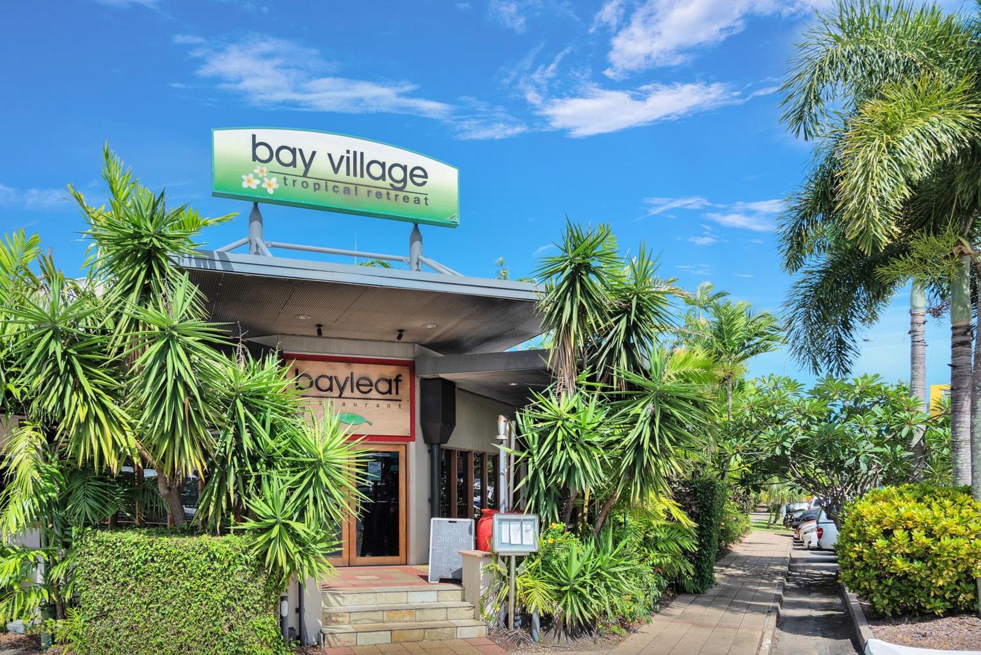 Bay Village Tropical Retreat & Apartments Cairns Bagian luar foto