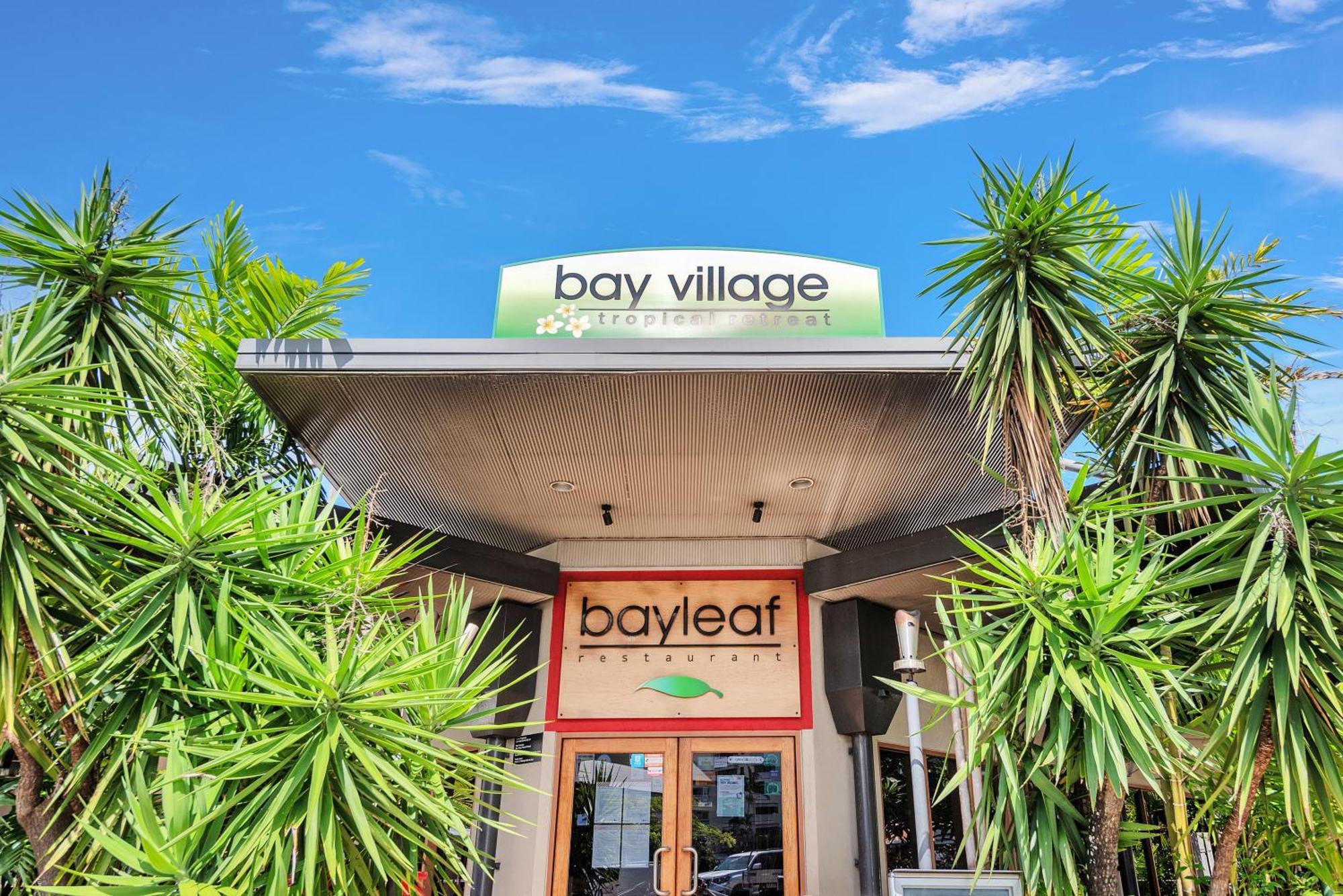 Bay Village Tropical Retreat & Apartments Cairns Bagian luar foto