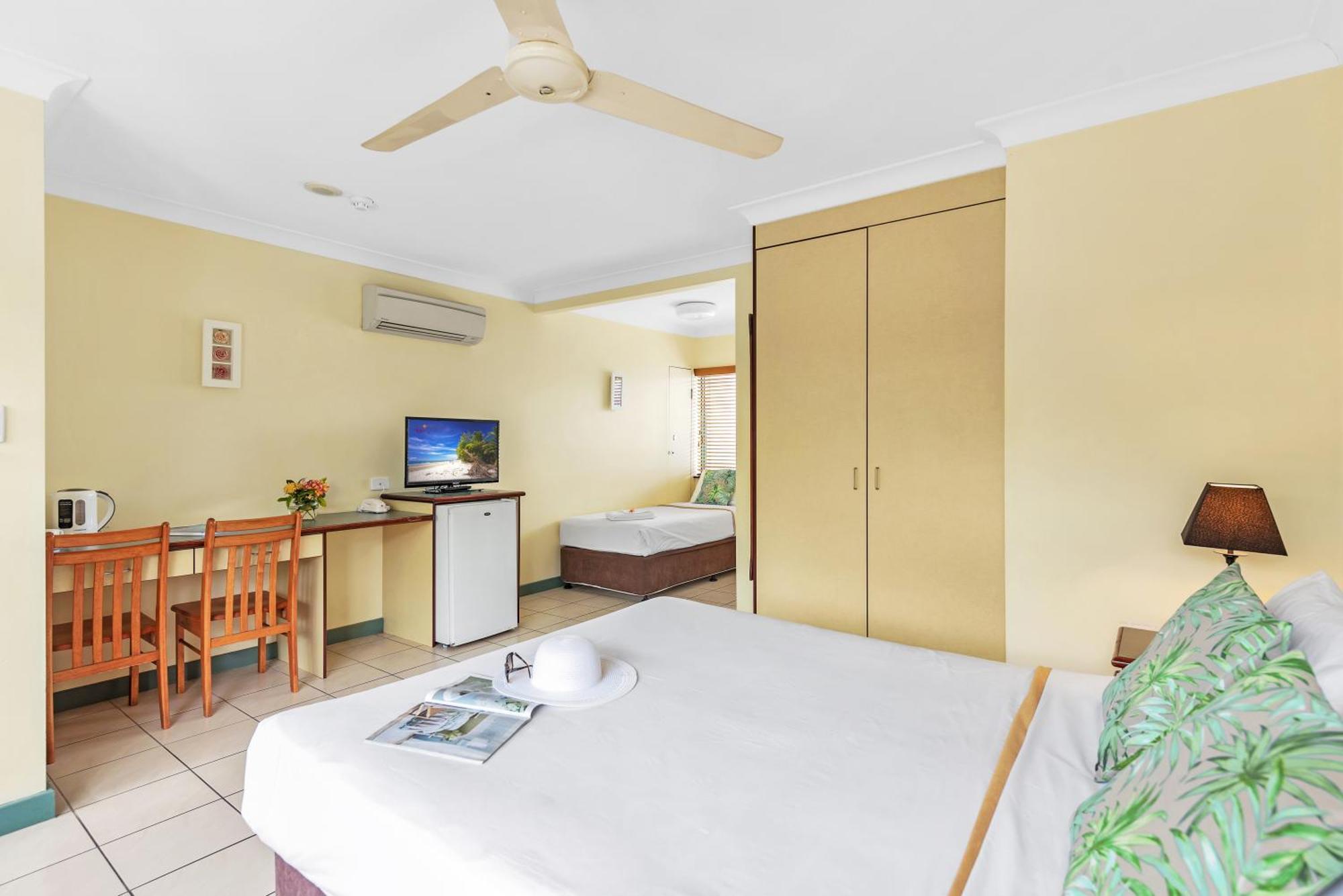 Bay Village Tropical Retreat & Apartments Cairns Bagian luar foto