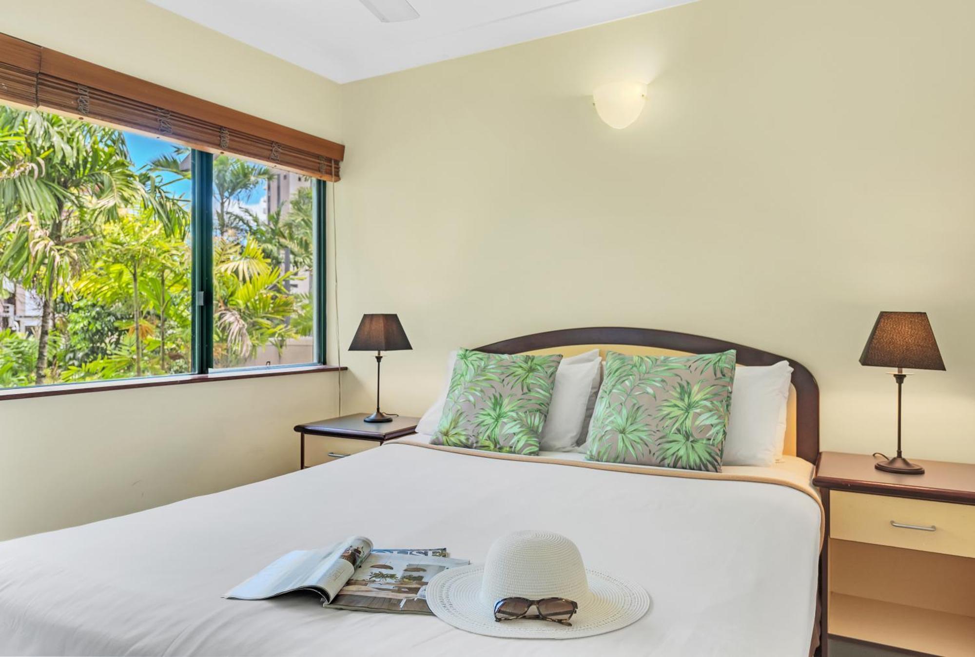 Bay Village Tropical Retreat & Apartments Cairns Bagian luar foto
