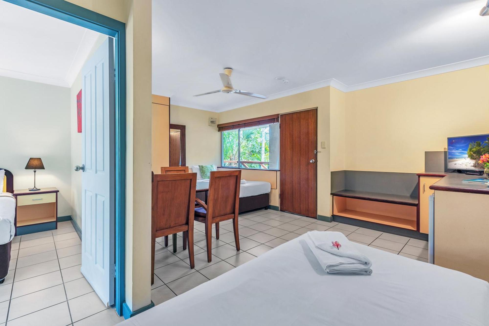 Bay Village Tropical Retreat & Apartments Cairns Bagian luar foto