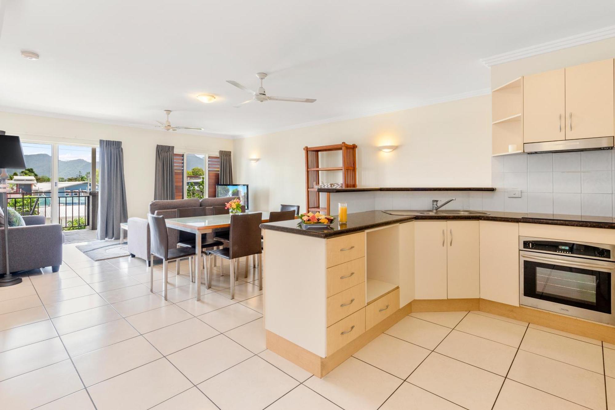Bay Village Tropical Retreat & Apartments Cairns Bagian luar foto