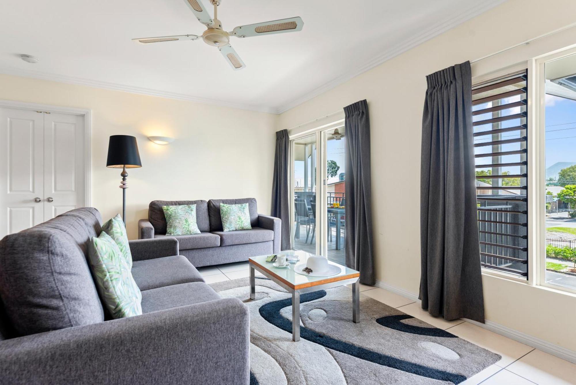 Bay Village Tropical Retreat & Apartments Cairns Bagian luar foto