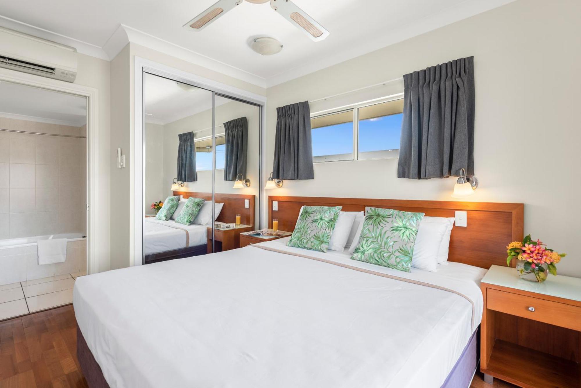 Bay Village Tropical Retreat & Apartments Cairns Bagian luar foto