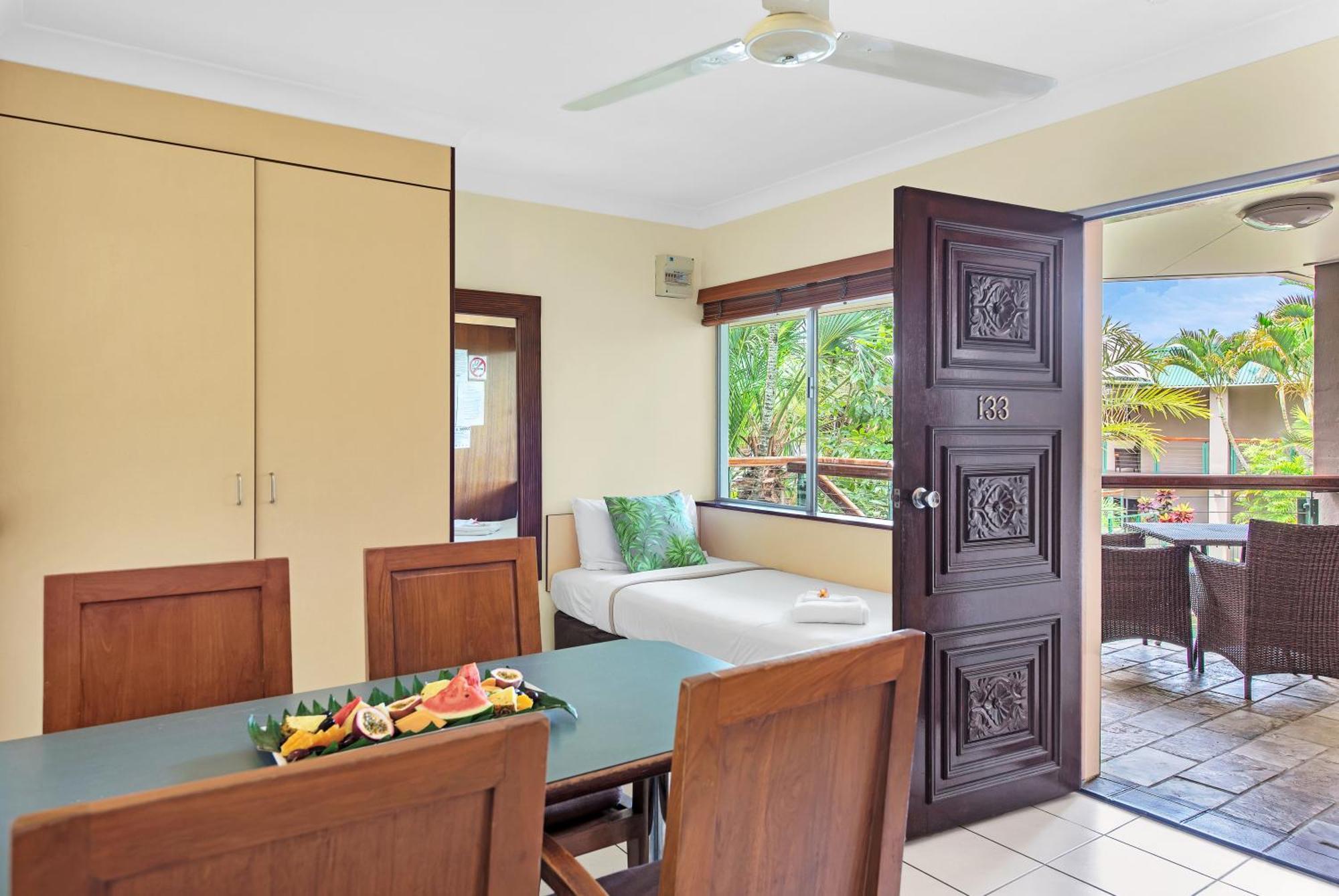 Bay Village Tropical Retreat & Apartments Cairns Bagian luar foto