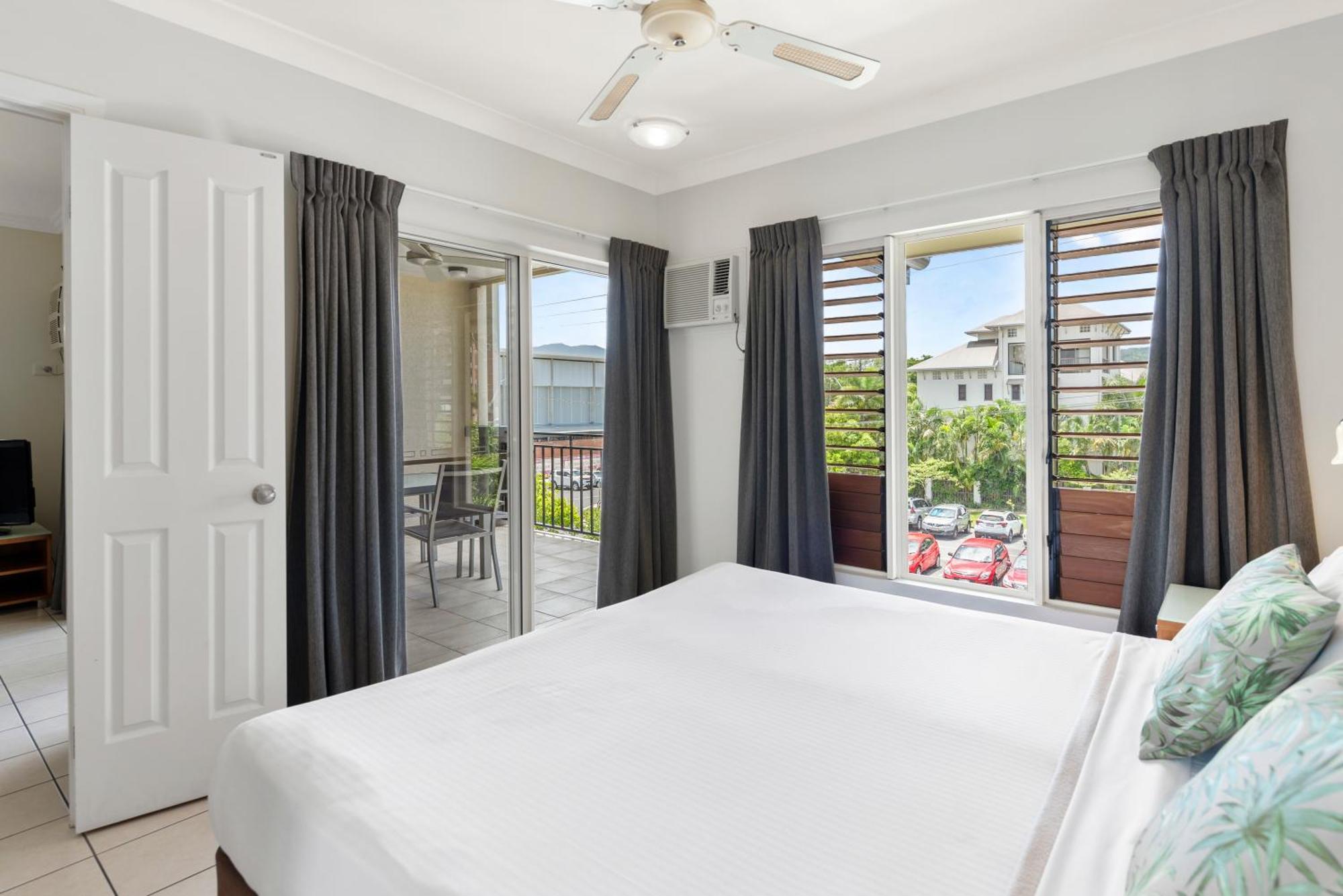 Bay Village Tropical Retreat & Apartments Cairns Bagian luar foto