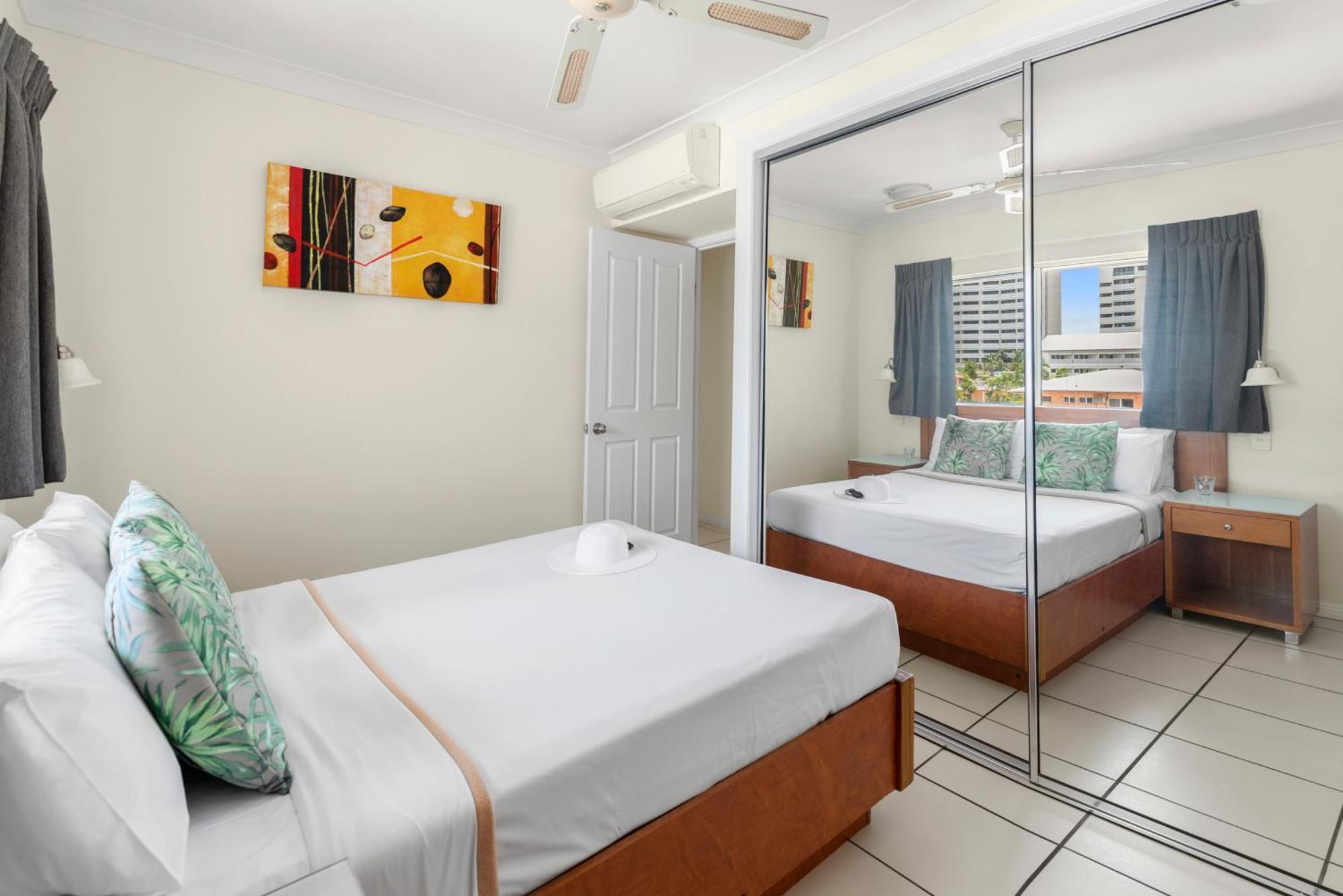 Bay Village Tropical Retreat & Apartments Cairns Bagian luar foto