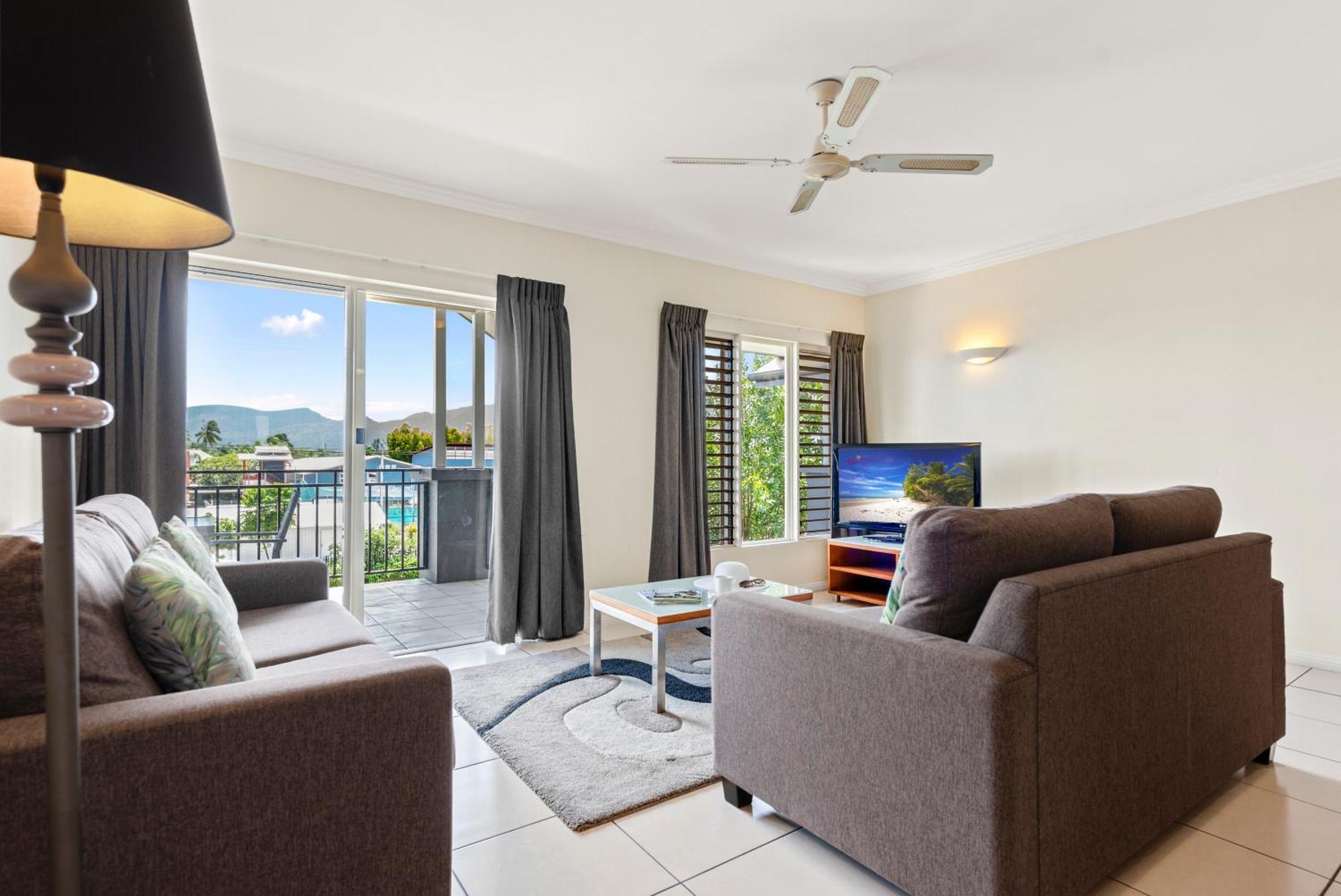 Bay Village Tropical Retreat & Apartments Cairns Bagian luar foto