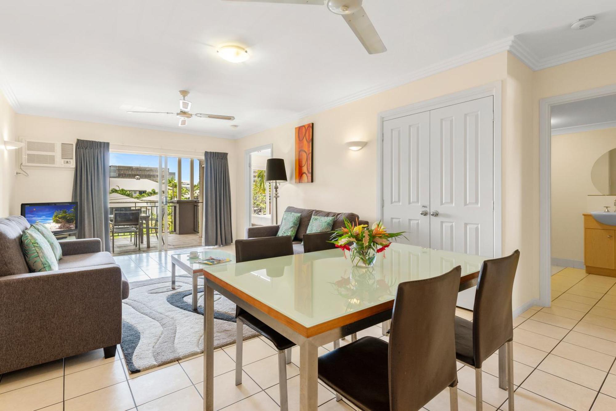 Bay Village Tropical Retreat & Apartments Cairns Bagian luar foto