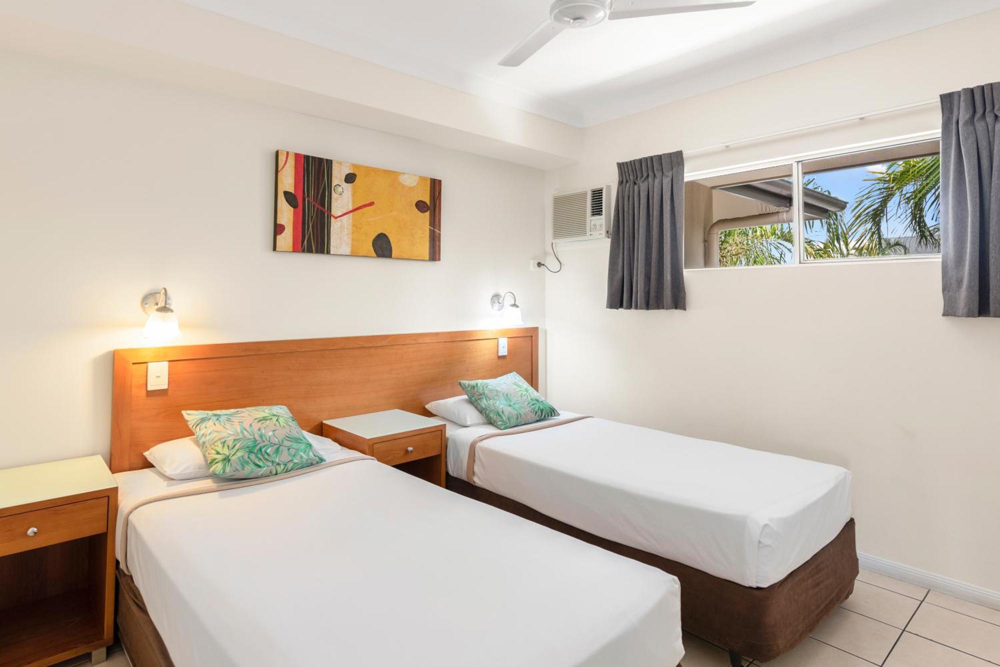Bay Village Tropical Retreat & Apartments Cairns Bagian luar foto