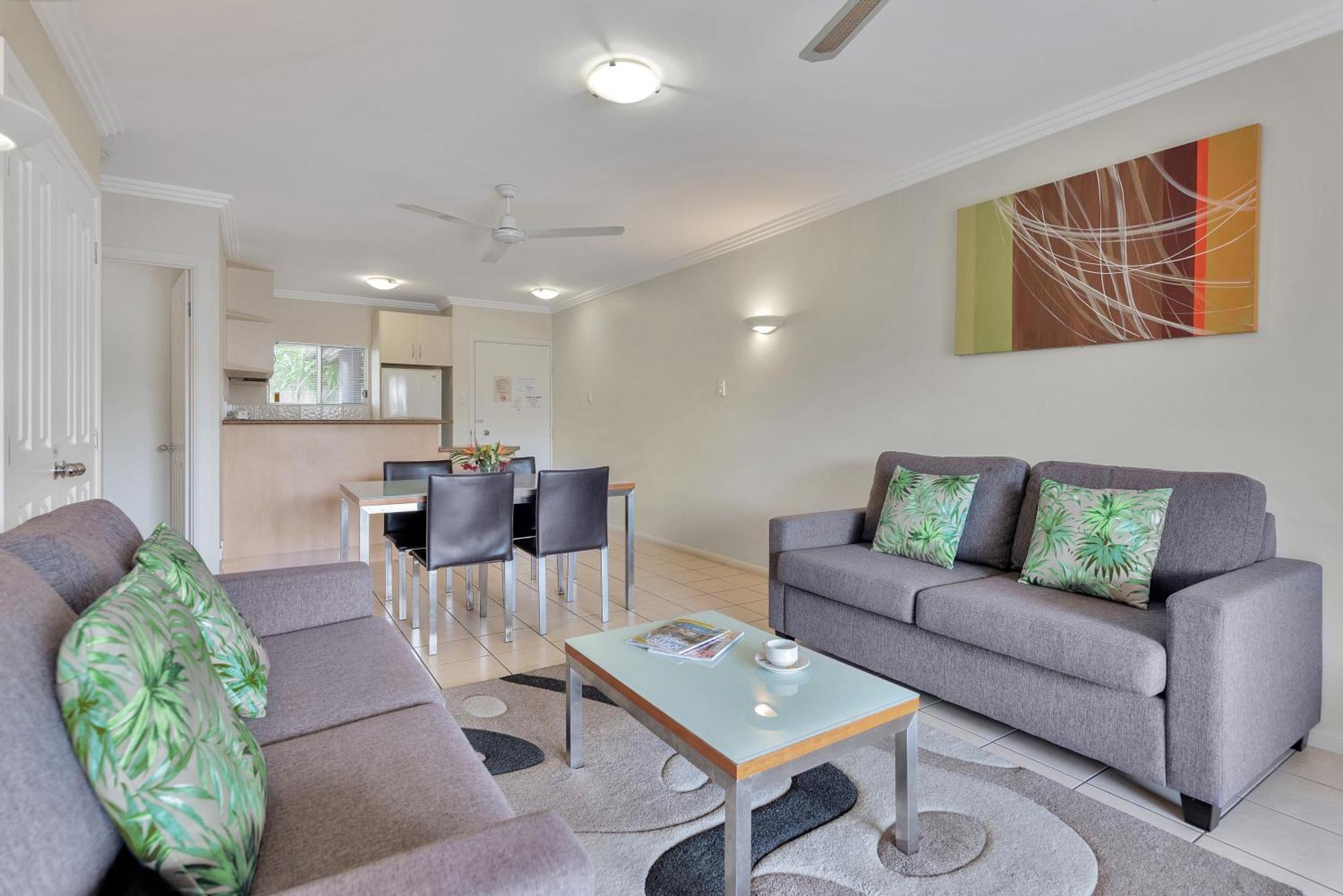 Bay Village Tropical Retreat & Apartments Cairns Bagian luar foto
