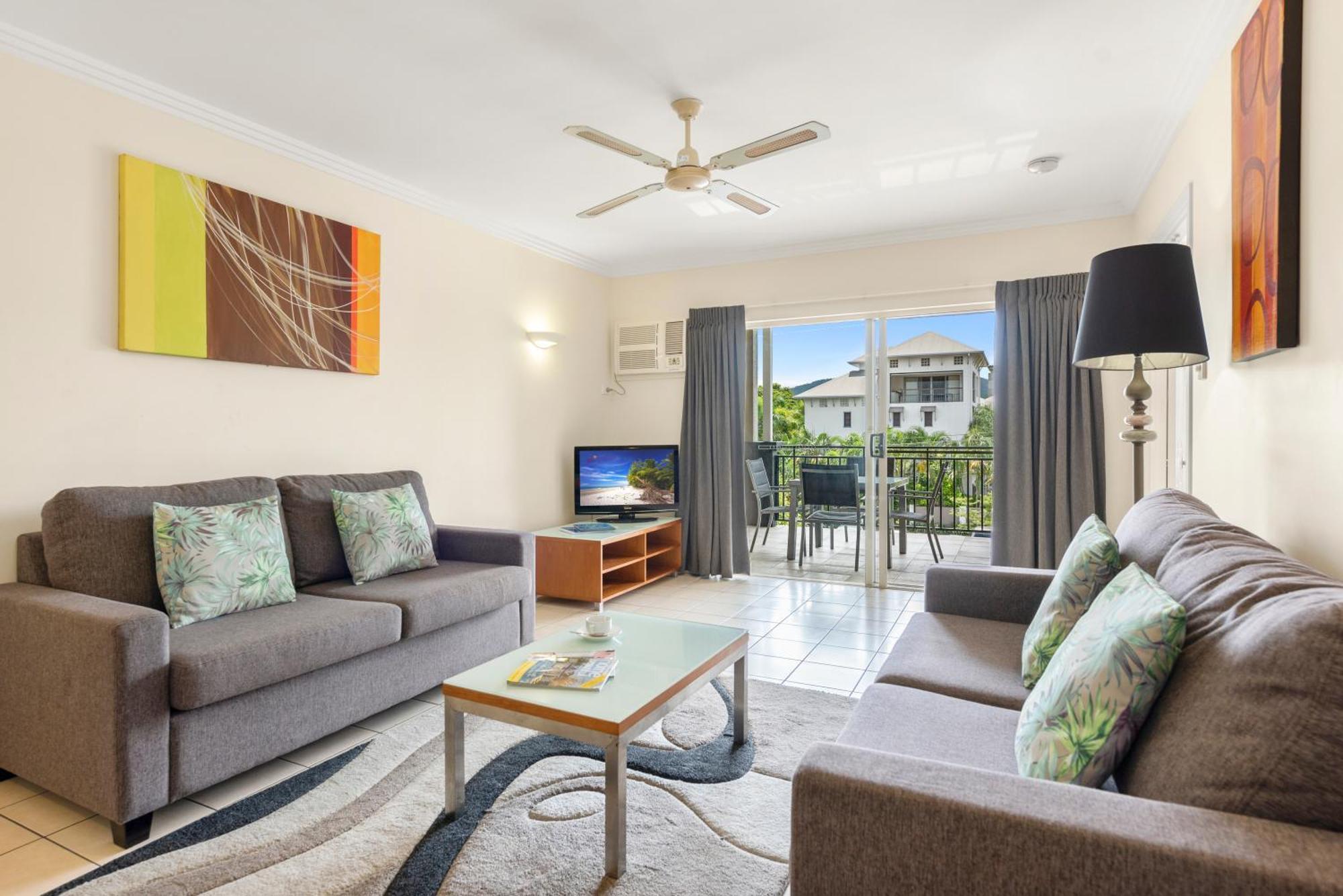 Bay Village Tropical Retreat & Apartments Cairns Bagian luar foto