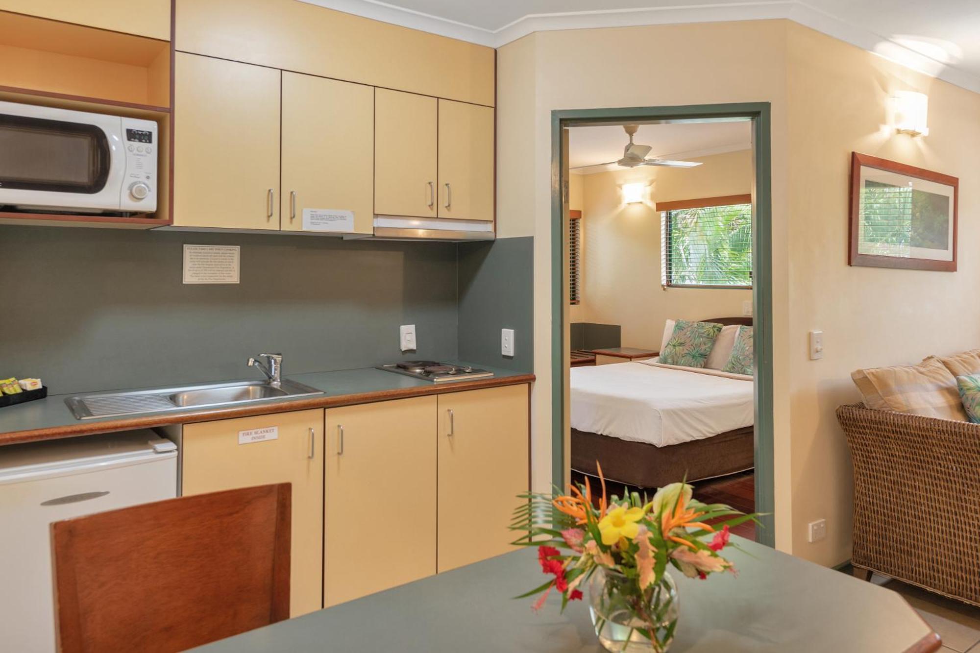 Bay Village Tropical Retreat & Apartments Cairns Bagian luar foto