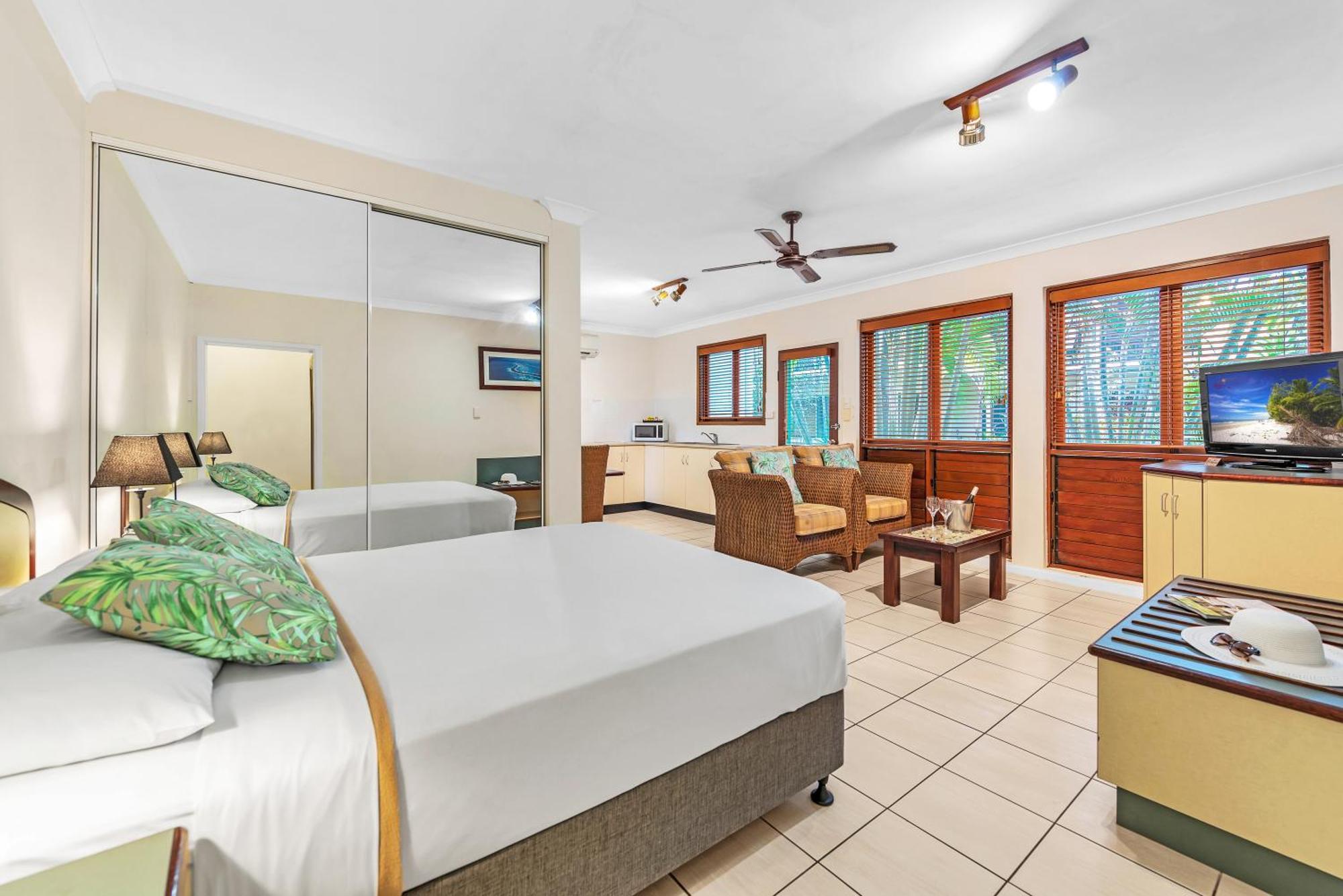 Bay Village Tropical Retreat & Apartments Cairns Bagian luar foto