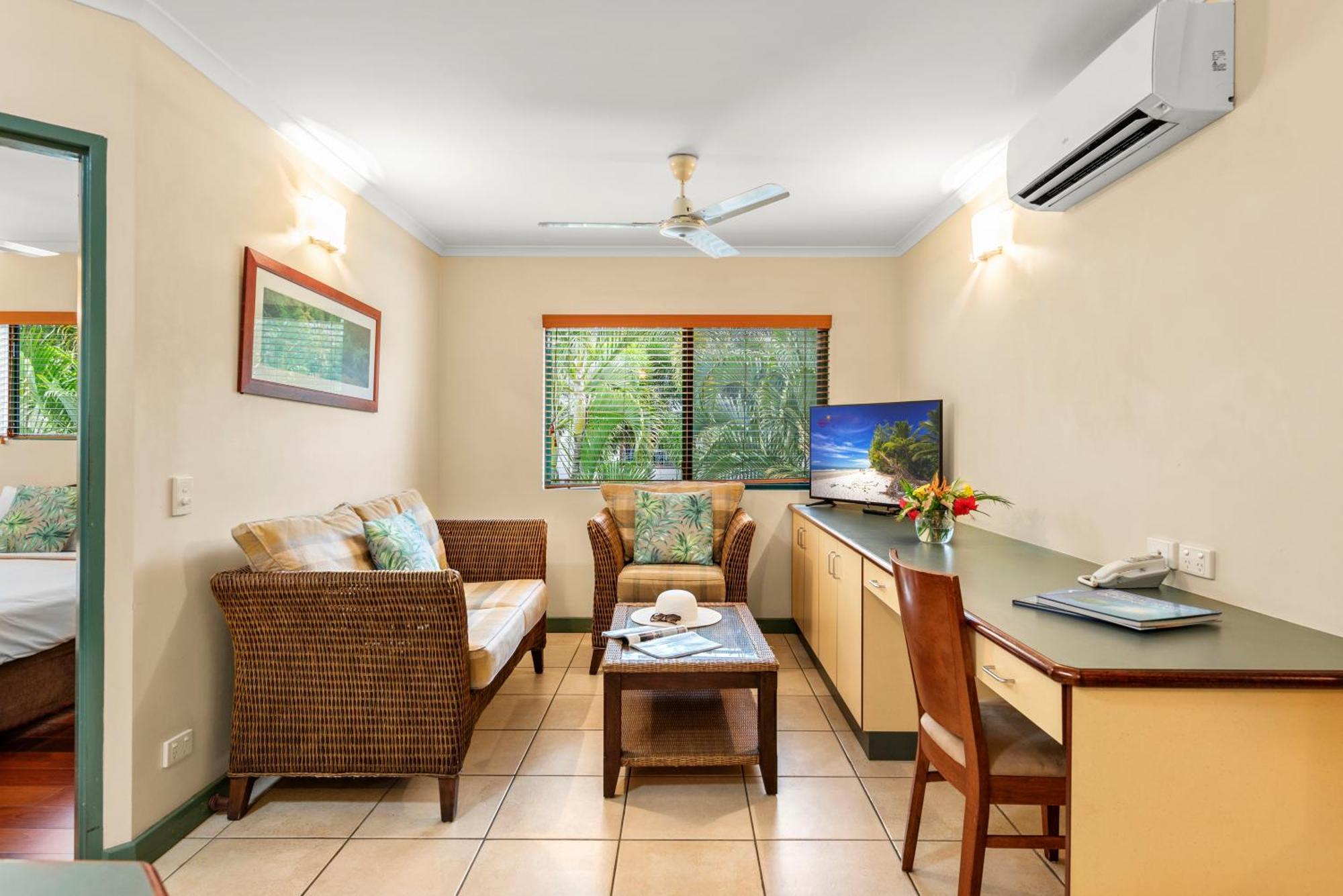 Bay Village Tropical Retreat & Apartments Cairns Bagian luar foto