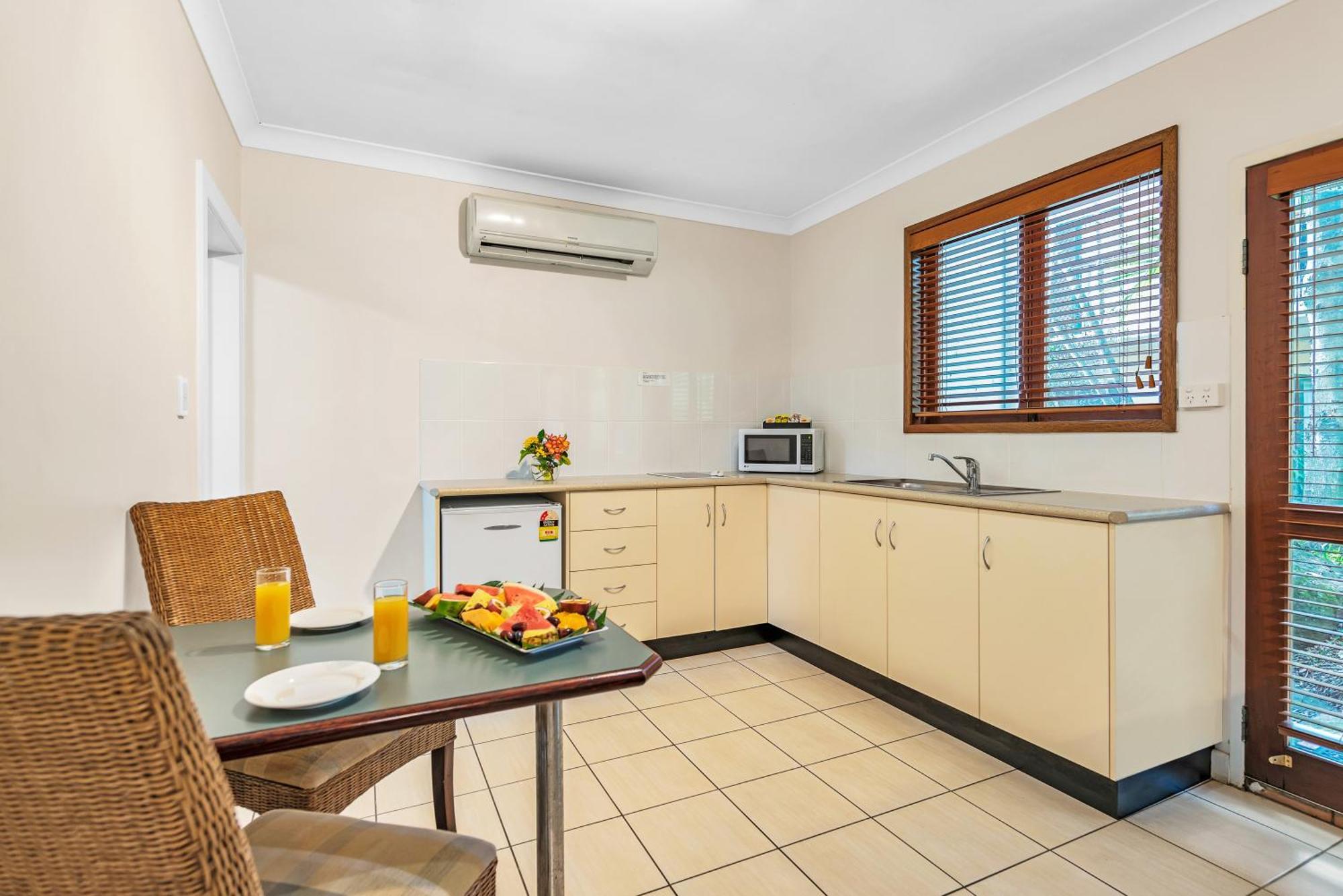 Bay Village Tropical Retreat & Apartments Cairns Bagian luar foto