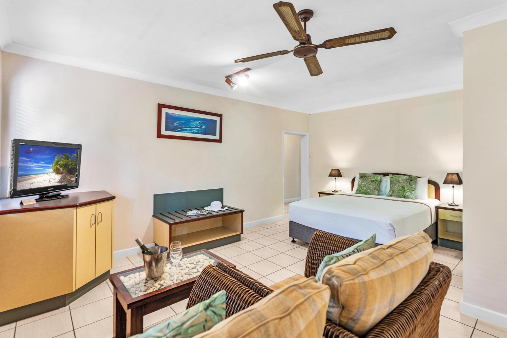 Bay Village Tropical Retreat & Apartments Cairns Bagian luar foto